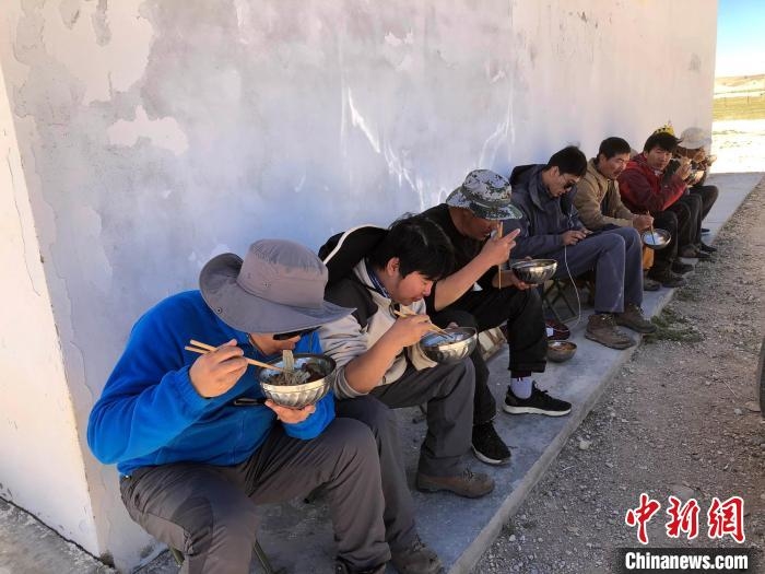 科考隊(duì)員在高原湖泊岸邊進(jìn)餐。　<a target='_blank' href='http://www.chinanews.com/'>中新社</a>記者 孫自法 攝