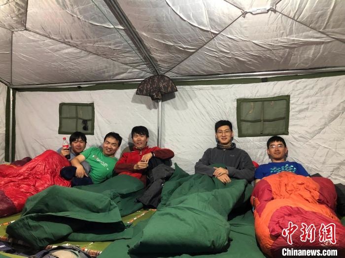 科考隊(duì)員扎營時(shí)在帳篷里準(zhǔn)備休息。　<a target='_blank' href='http://www.chinanews.com/'>中新社</a>記者 孫自法 攝