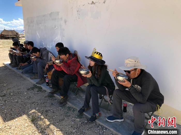 科考隊(duì)員在高原湖泊岸邊進(jìn)餐。　<a target='_blank' href='http://www.chinanews.com/'>中新社</a>記者 孫自法 攝