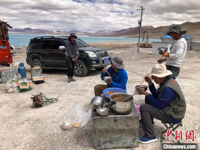 在“世界屋脊”上作業(yè)，中國科考隊(duì)員衣、食、住、行有何特色？