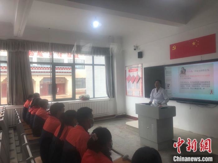 學生在那曲市職業技術學校上課。 <a target='_blank' href='http://www.chinanews.com/' >中新網</a> 左宇坤 攝