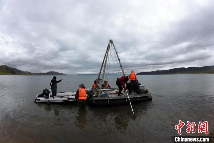 科考队员向巴木错湖心进发。 <a target='_blank' href='http://www.chinanews.com/'><p align=
