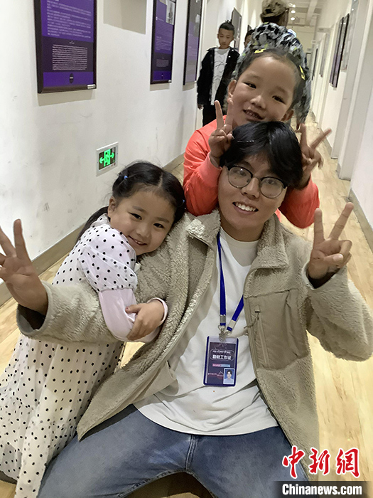 “Z世代”旦真旺加認為，拉薩是一座開放與包容的城市，記憶中的拉薩是彩色的。2021年，旦真旺加從浙江大學漢語言文學專業(yè)畢業(yè)后，他選擇回到拉薩，成為一名漢語文實習助教。圖為8月4日，旦真旺加在課間陪學生玩耍。 <a target='_blank' href='http://www.chinanews.com/'><p  align=