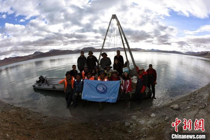 科考隊員在結則茶卡湖岸邊合影。　<a target='_blank' href='http://www.chinanews.com/'></p><p  align=