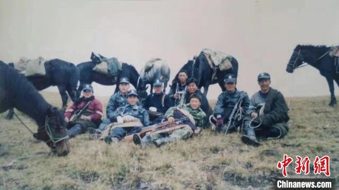 圖為草原騎警大隊(duì)成立之初，部分隊(duì)員合影。(資料圖) 瑪曲縣公安局供圖