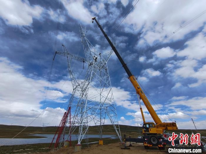 國網青海省電力公司對隱患鐵塔“療傷”