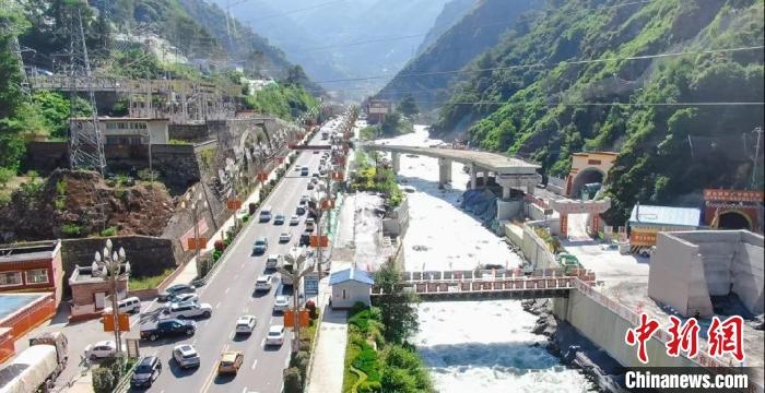 郭達山隧道進口實況。　康巴傳媒供圖
