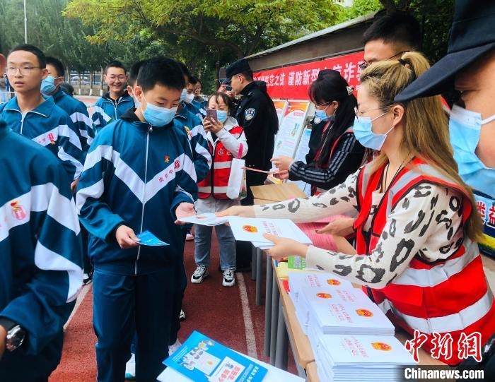 图为西宁市法制宣传进校园。 西宁市城西区供图