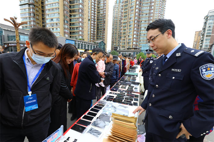打擊涉網違法犯罪成果展。高志農攝