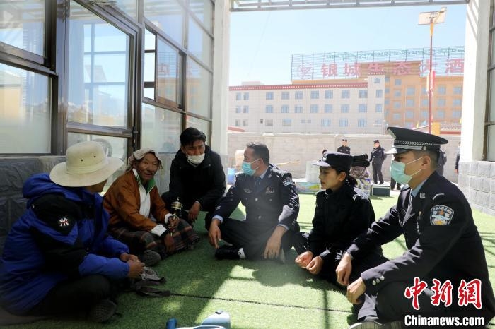 圖為普蘭邊檢站民警與敬老院老人促膝交談。　格熱 攝