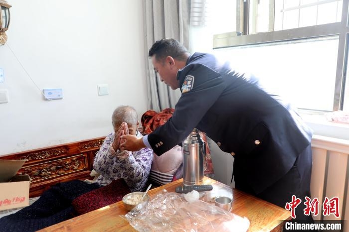 圖為敬老院老人向民警表達謝意。　格熱 攝