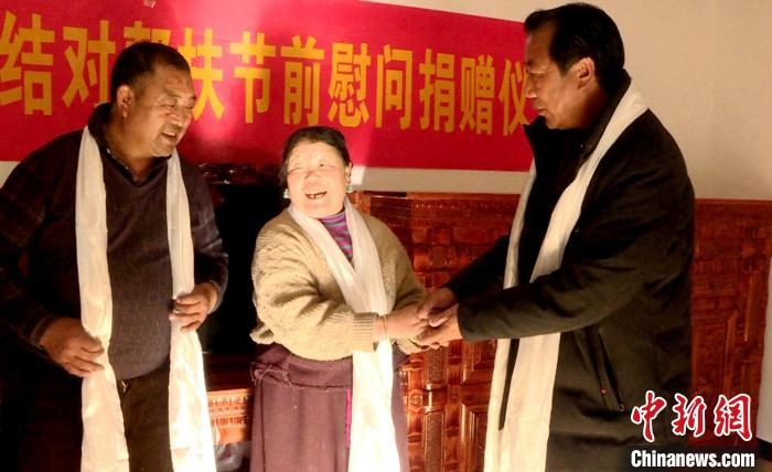 圖為米林家庭農場負責人慰問結對幫扶對象。　平措旺青供圖
