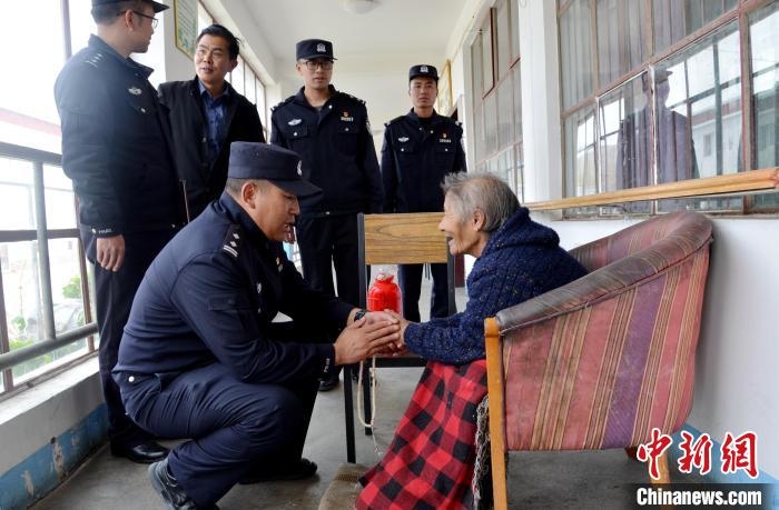 圖為普蘭邊檢站民警向敬老院老人了解生活近況。　格熱 攝