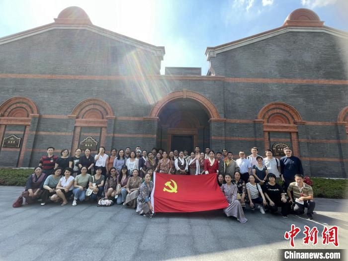 參觀中共一大、二大會址，學員們回顧了中國共產黨百年大黨的革命歷程?！∪A東師大供圖