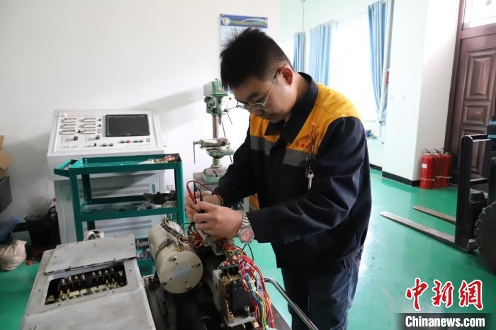 图为工区职工正在测试CTS2型道岔转辙机电机电压。　陶一中 摄