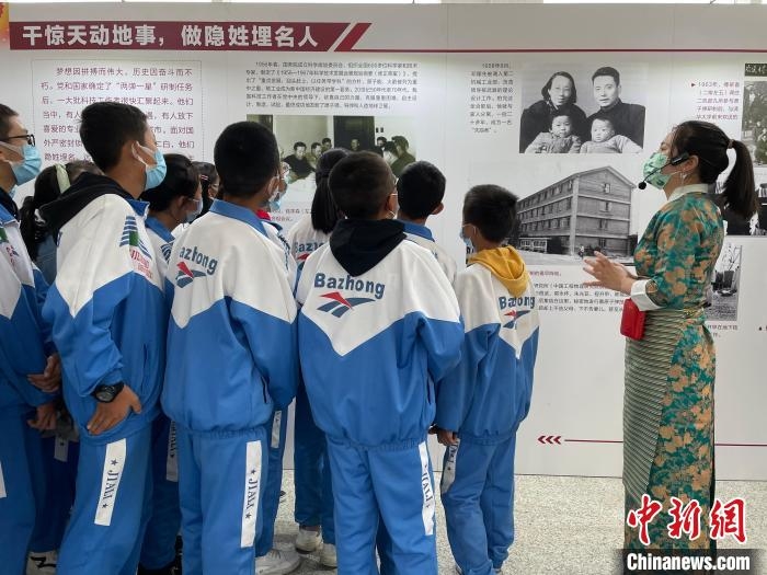 图为学生正在听讲解员讲解。 谢牧 摄 图为学生正在听讲解员讲解。 谢牧 摄
