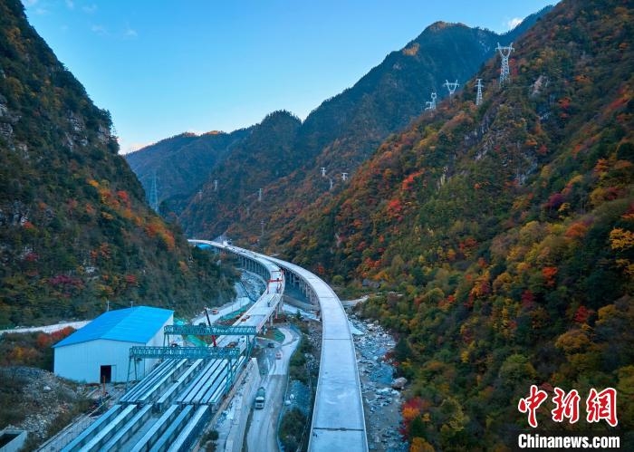 九綿高速宛若一條玉帶，點綴五彩斑斕的滿山彩林。　胡宇 攝
