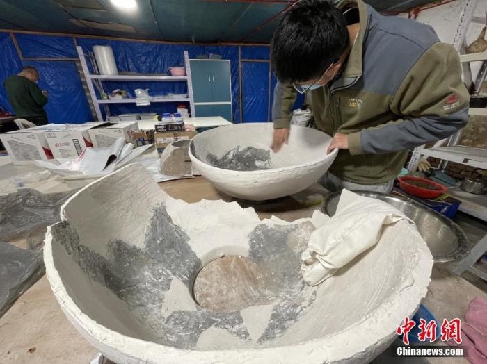 资料图:工作人员对出土文物进行整理。 <a target='_blank' href='http://www.chinanews.com/'>中新社</a>记者 石洪宇 摄 点击进入下一页