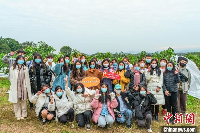 大學生化身主播疫下直播“帶農貨”。　四川科技職業學院供圖