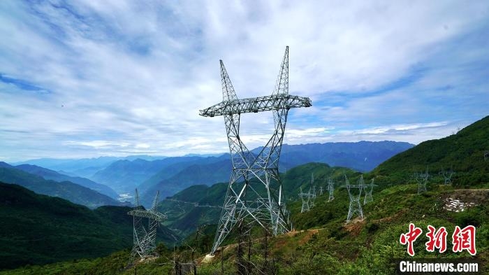 甘蜀改500千伏線路二郎山上的輸電線路鐵塔群?！∽T謝陽 攝