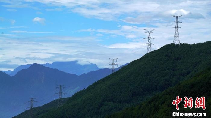 甘蜀改500千伏線路二郎山上架線施工現(xiàn)場?！∽T謝陽 攝