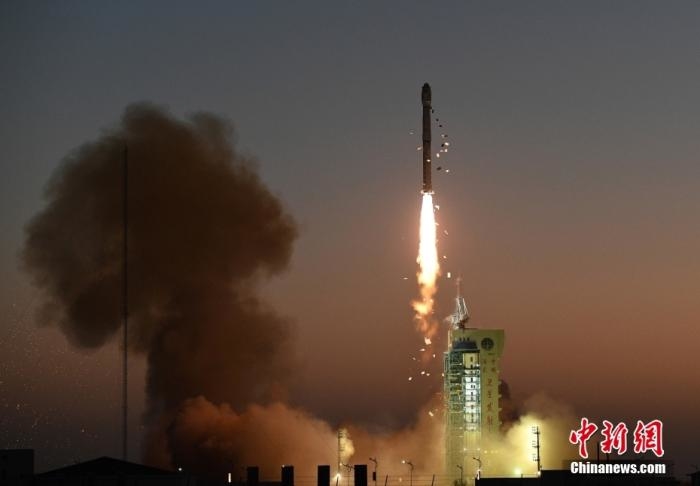 11月23日7时45分,中国在酒泉卫星发射中心用长征四号丙运载火箭,成功将高分三号02星发射升空。卫星顺利进入预定轨道,发射任务获得圆满成功。此次任务是长征系列运载火箭的第398次飞行。 <a target='_blank' href='/'>中新社</a>发 汪江波 摄 点击进入下一页