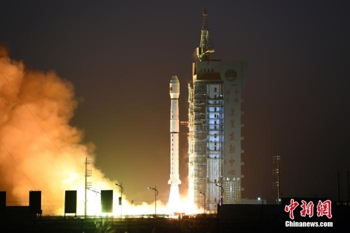 11月23日7时45分,中国在酒泉卫星发射中心用长征四号丙运载火箭,成功将高分三号02星发射升空。卫星顺利进入预定轨道,发射任务获得圆满成功。此次任务是长征系列运载火箭的第398次飞行。 <a target='_blank' href='/'>中新社</a>发 汪江波 摄 点击进入下一页