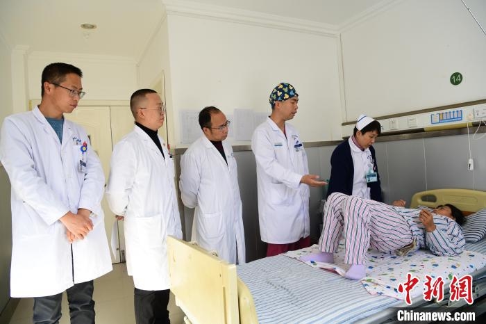 图为何蔚副主任医师(站右二)及团队术后指导患者进行腰背肌锻炼。 贡嘎来松 摄