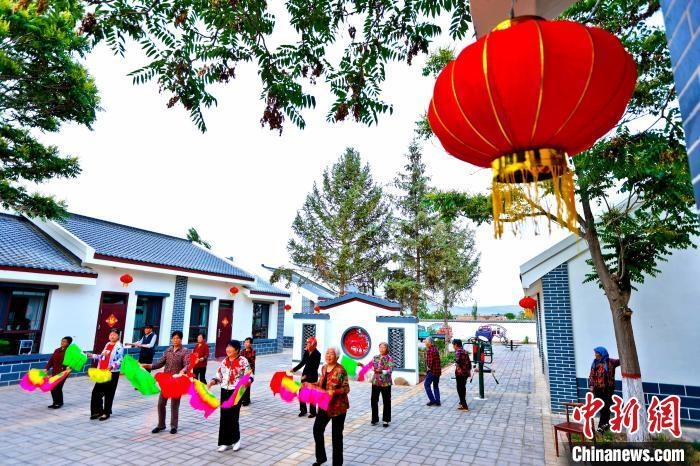 图为老人们休闲娱乐。(资料图) 王将 摄
