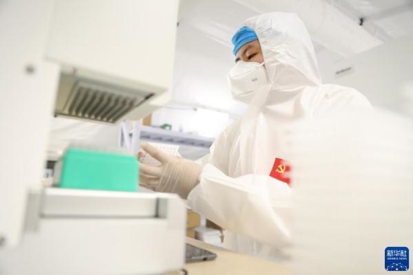 新华全媒+|一场与新冠病毒的较量——走进核酸检测实验室 新华全媒+|一场与新冠病毒的较量——走进核酸检测实验室