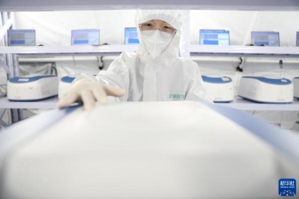 新华全媒+|一场与新冠病毒的较量——走进核酸检测实验室 新华全媒+|一场与新冠病毒的较量——走进核酸检测实验室