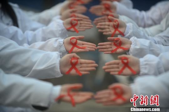 图为大学生们集体宣传防艾。 孟德龙 摄 点击进入下一页