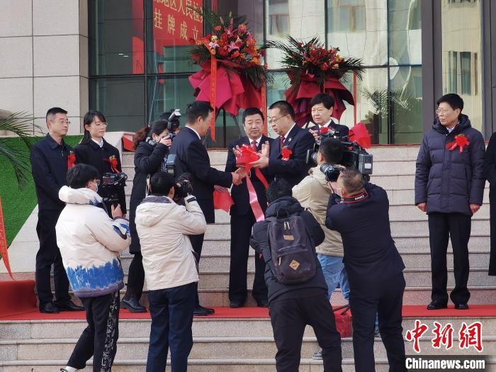 图为青海省检察院党组成员、副检察长满志方向青海省三江源地区人民检察院授院印。　祁增蓓 摄