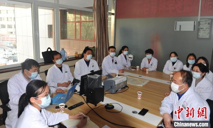 图为青海红十字医院胸部肿瘤多学科联合门诊专家讨论工作。 青海红十字医院 供图 图为青海红十字医院胸部肿瘤多学科联合门诊专家讨论工作。 青海红十字医院 供图