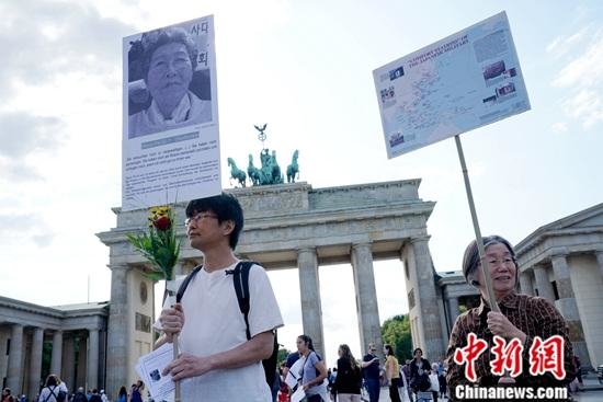 资料图:在德的韩国和日本民间团体在柏林勃兰登堡门前举行集会,再次敦促日本政府正式向“慰安妇”制度暴行受害者道歉,并作出赔偿。<a target='_blank' href='/'>中新社</a>记者 彭大伟 摄 点击进入下一页