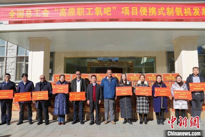 图为发放仪式现场。 王李 摄