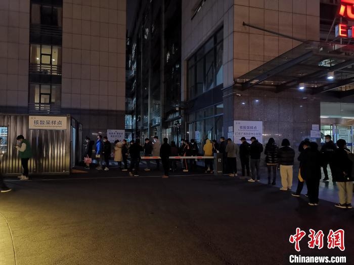 浙江省人民医院核酸采样点排起长队。　谢盼盼 摄