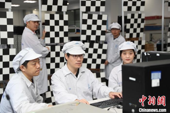 中国空间站开启首次太空授课揭秘台前幕后“航天利器”