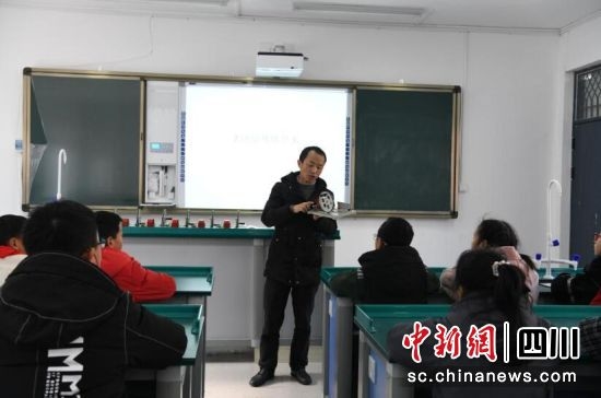 贾勇为学生上课。壤塘县委宣传部供图