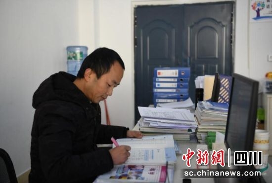 贾勇批改作业。壤塘县委宣传部供图