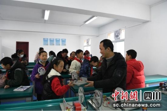 贾勇为学生上课。壤塘县委宣传部供图