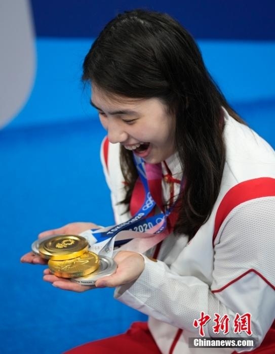 资料图:当地时间8月1日,东京奥运会游泳比赛全部结束,张雨霏在游泳馆展示自己的四块奖牌,拍照留念。<a target='_blank' href='/'>中新社</a>记者 杜洋 摄 点击进入下一页