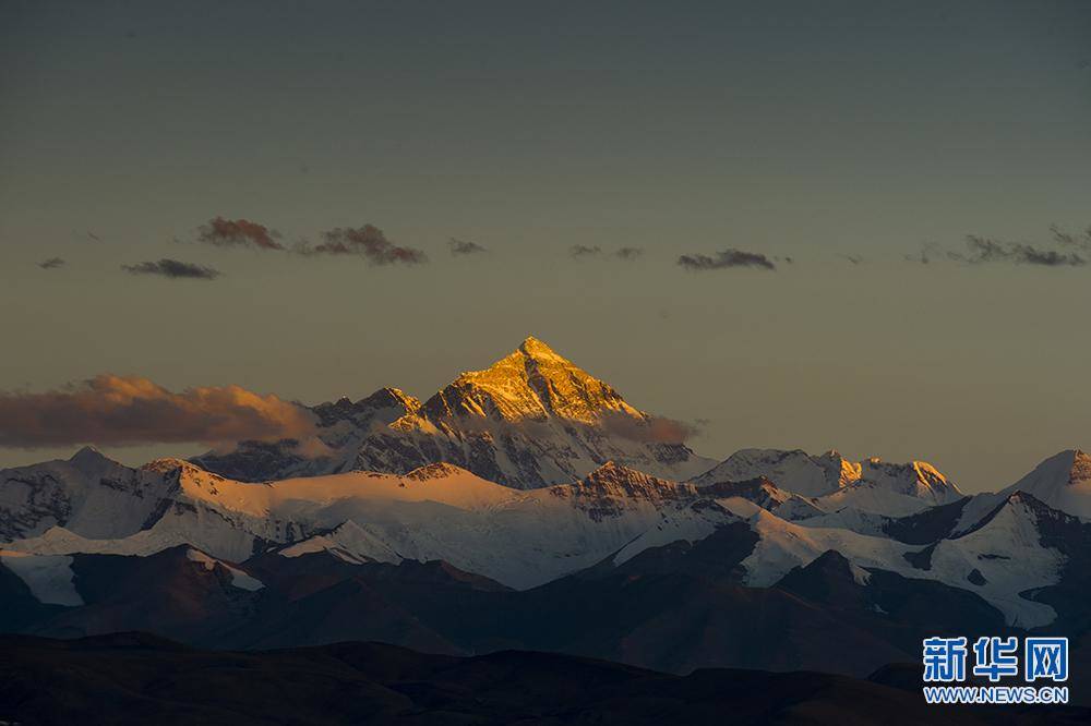 Chinese photographers undertake trip to capture rare pictures of Mount Qomolangma