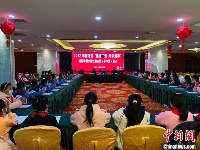 青海60名藏族女童體驗冰雪運動迎冬奧