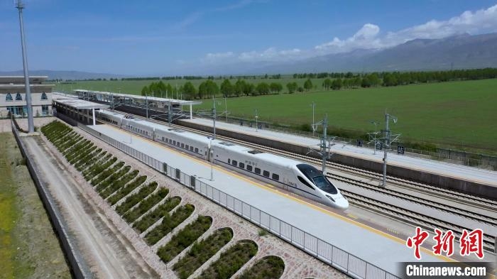 圖為動(dòng)車從門源車站開出。　張煒 攝