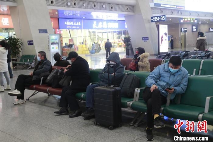 圖為西寧火車站候車大廳內(nèi)的旅客。　馬銘言 攝