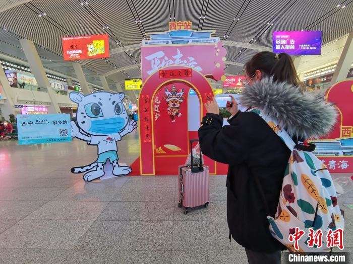 圖為旅客拍照留念。　祁增蓓 攝
