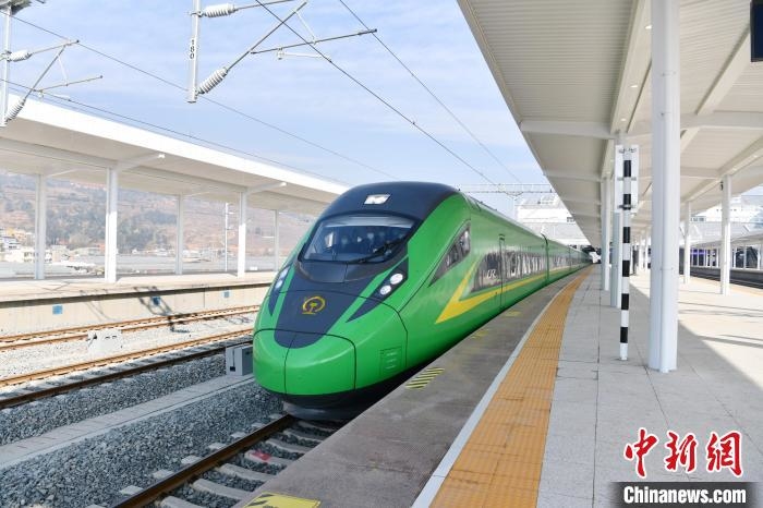 “復(fù)興號”動車組駛?cè)氪鬀錾健！埨?攝