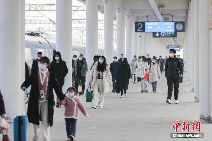 資料圖：旅客在江蘇連云港市贛榆火車站進站乘車。 <a target='_blank' href='/'>中新社</a>發 司偉 攝 圖片來源：CNSPHOTO