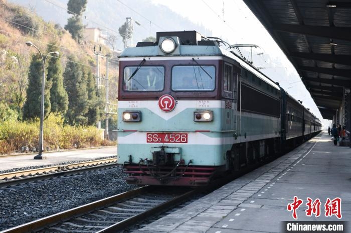 中國最大彝族聚居區(qū)：動車與“小慢車”同行成獨特風景線